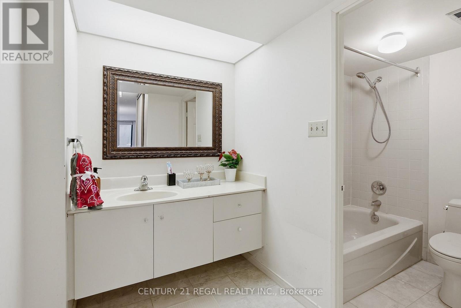 306 - 280 Simcoe Street, Toronto, Ontario  M5T 2Y5 - Photo 2 - C13670392