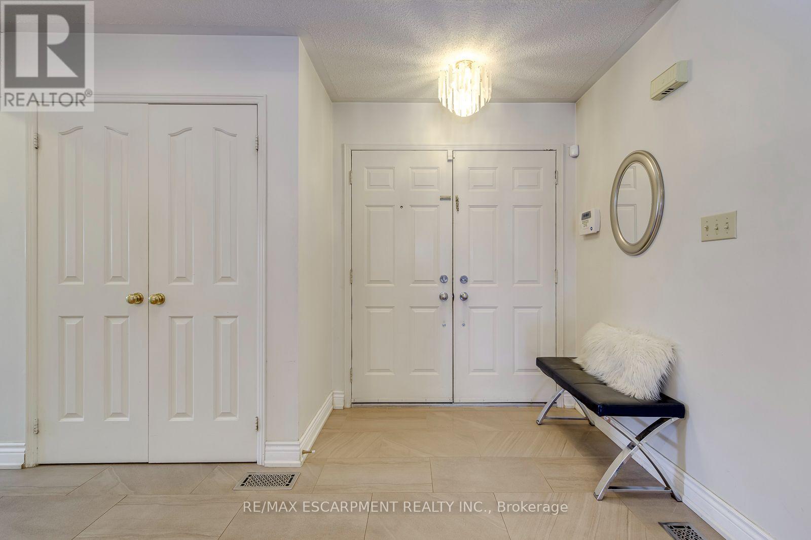 2442 Wynten Way, Oakville, Ontario  L6J 7K9 - Photo 4 - W13643108