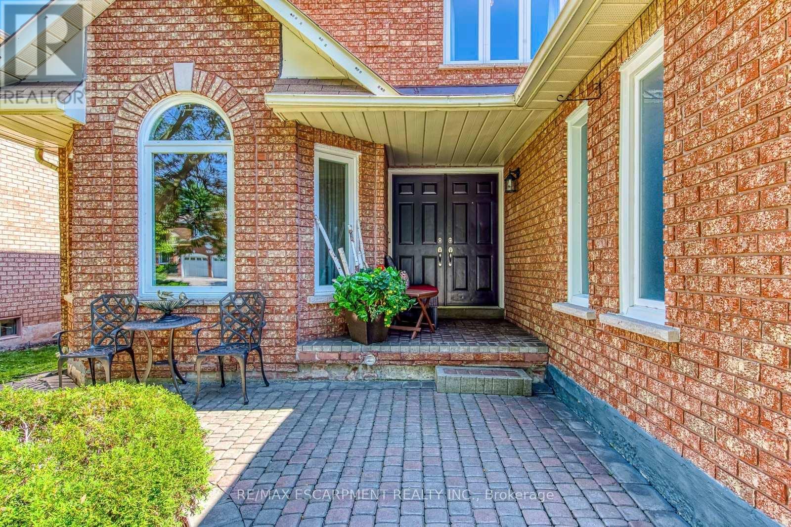 2442 Wynten Way, Oakville, Ontario  L6J 7K9 - Photo 3 - W13643108