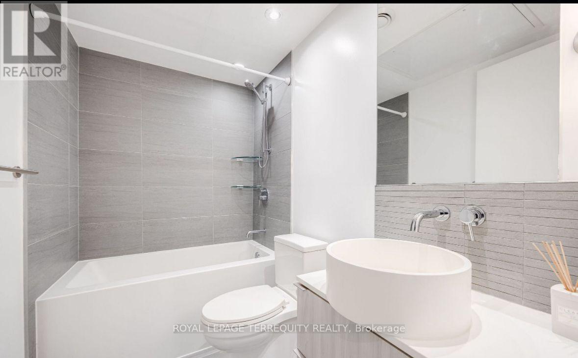 330 - 161 ROEHAMPTON AVENUE