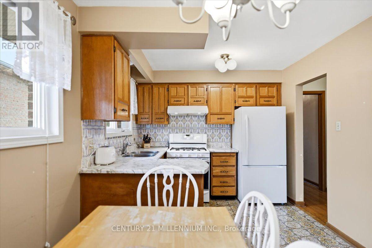 9 Cheryl Court, Brampton, Ontario  L6V 3C2 - Photo 7 - W13664482