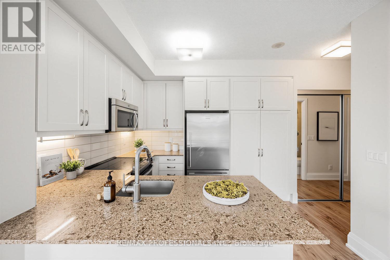 417 - 2 Old Mill Drive, Toronto, Ontario  M6S 0A2 - Photo 13 - W13666332