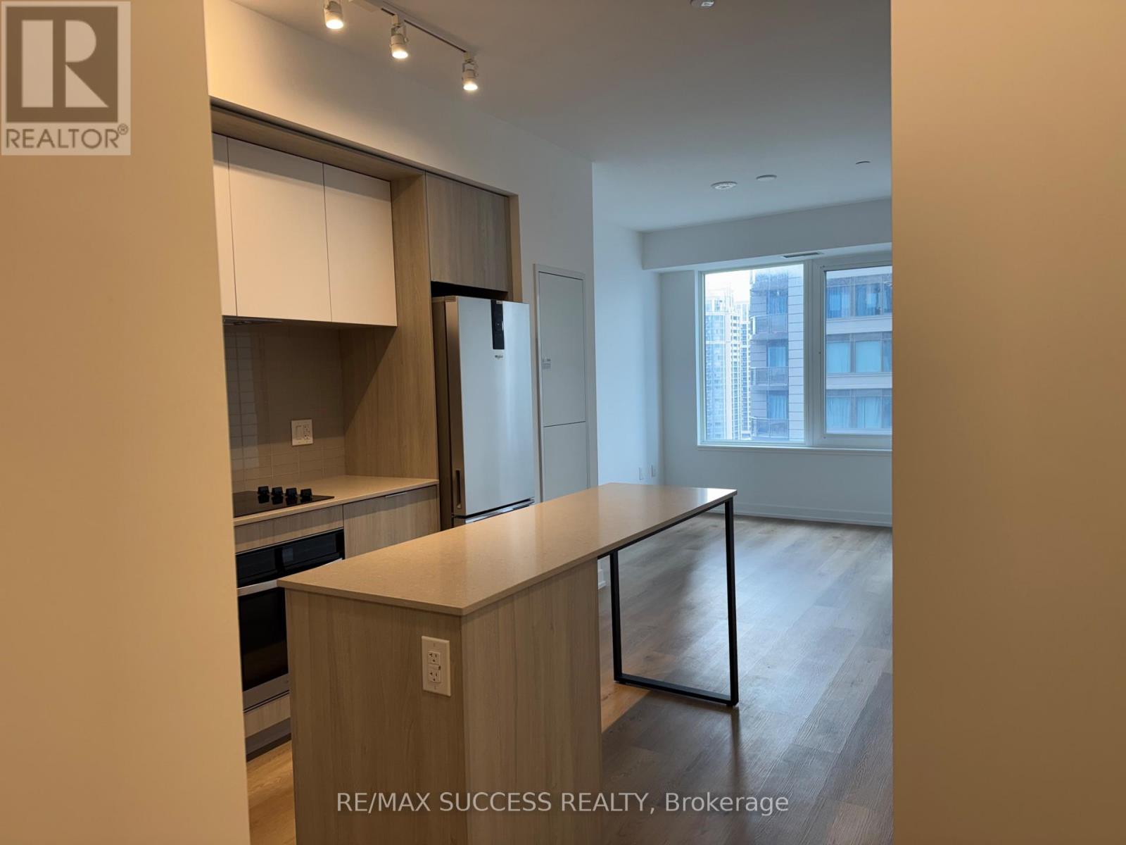 1607 - 395 Square One Drive, Mississauga, Ontario  L5B 0P6 - Photo 2 - W13669636