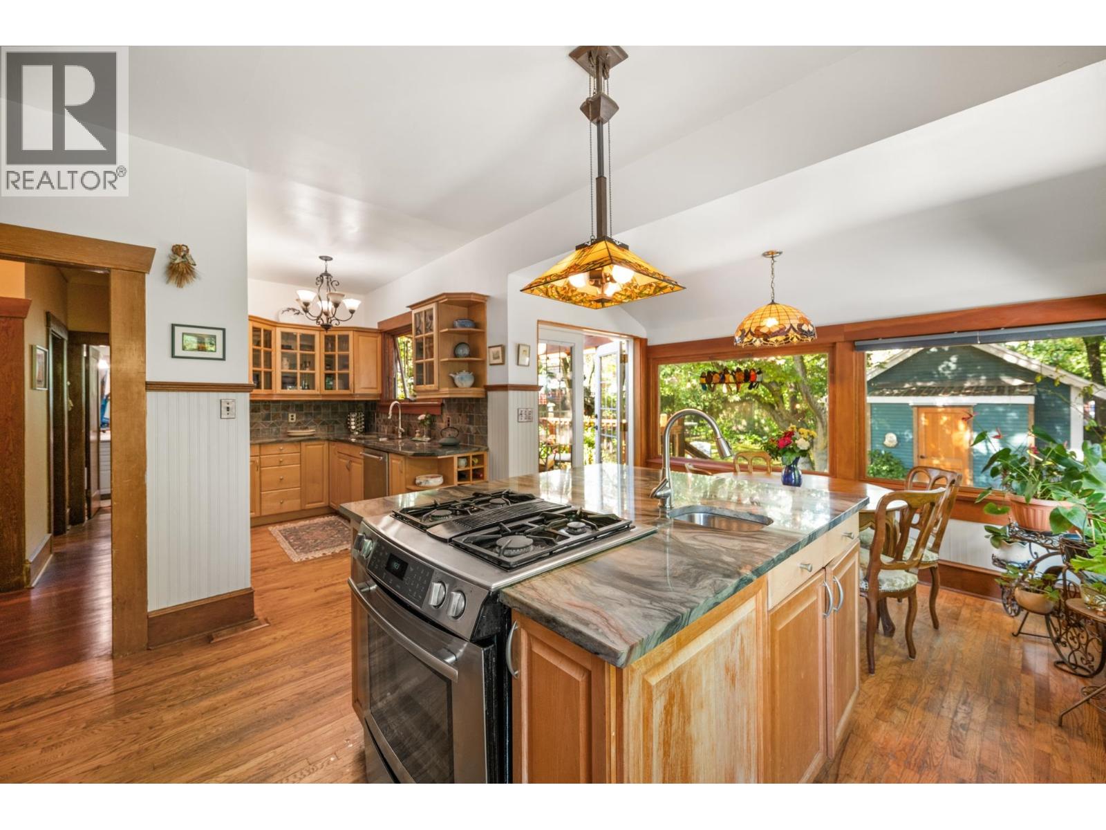 207 Eighth Street, New Westminster, British Columbia  V3M 3P8 - Photo 3 - R3143887