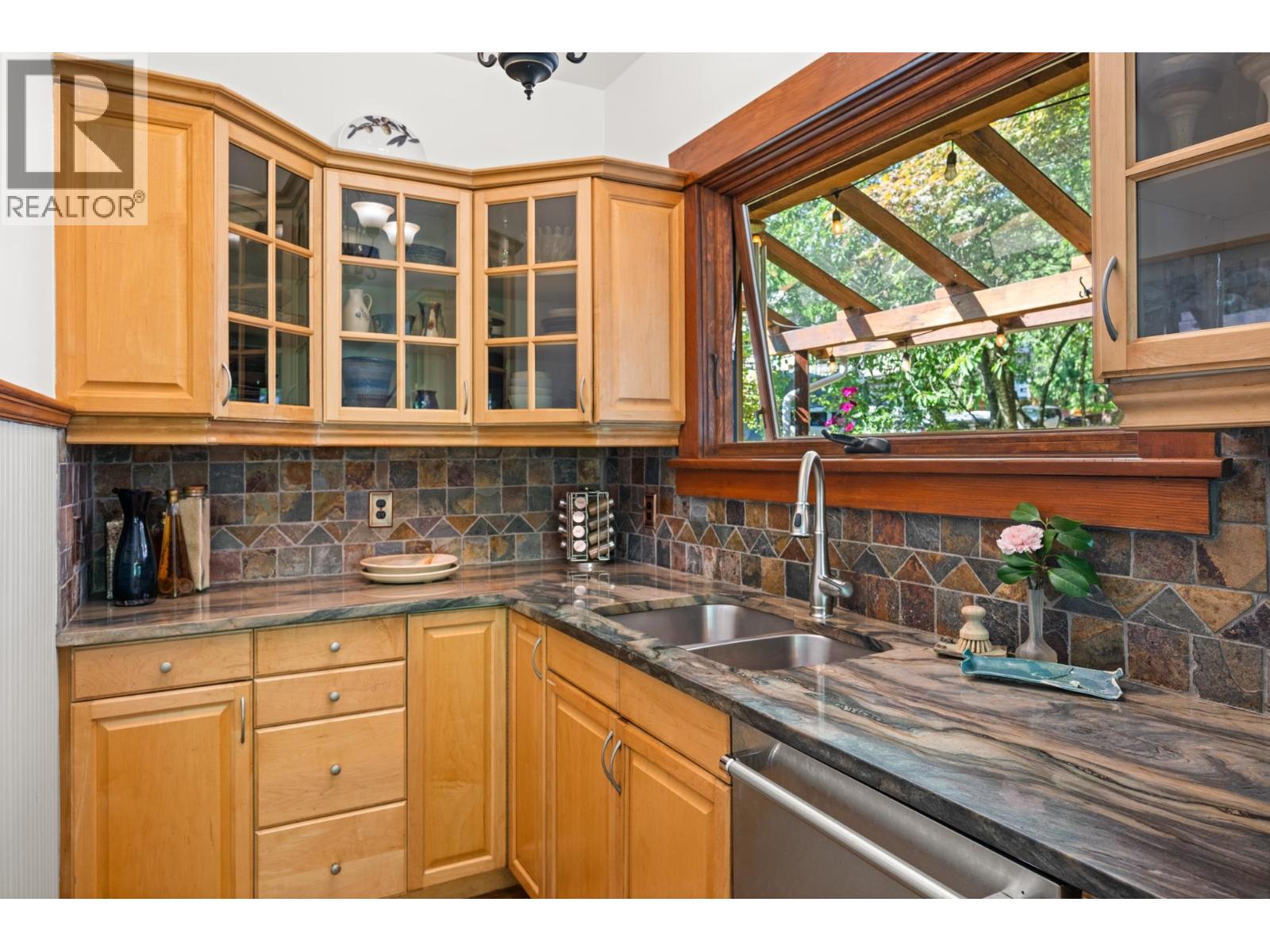207 Eighth Street, New Westminster, British Columbia  V3M 3P8 - Photo 6 - R3143887
