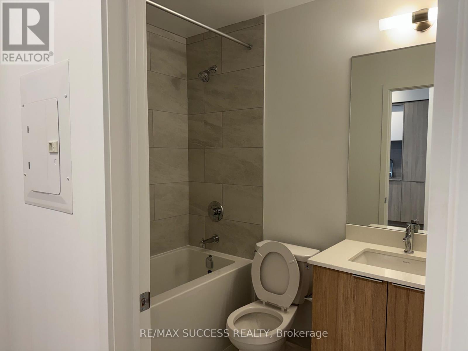 1607 - 395 Square One Drive, Mississauga, Ontario  L5B 0P6 - Photo 17 - W13669636