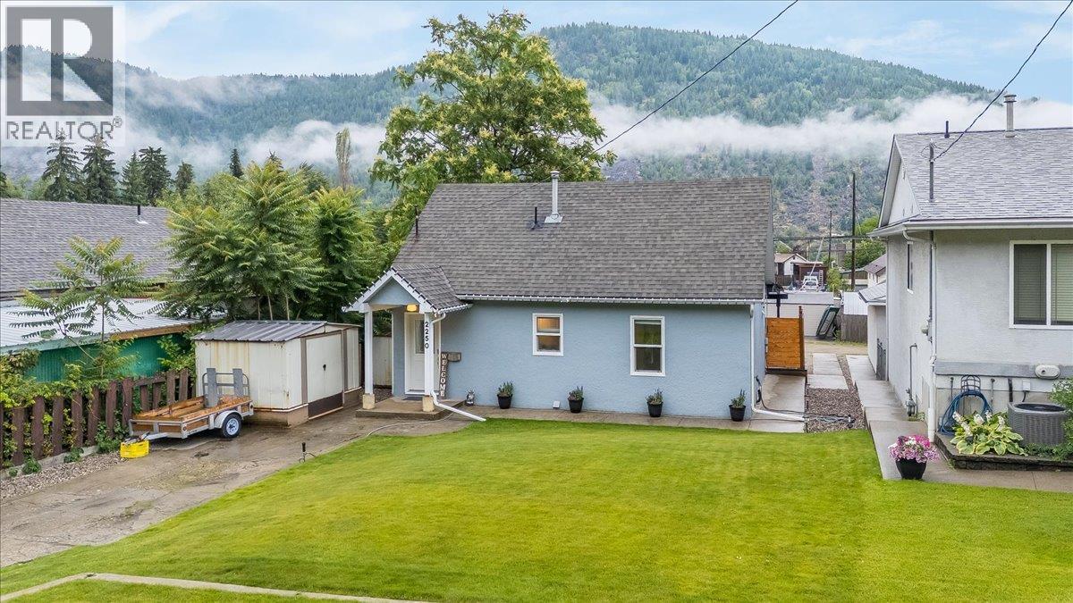 2250 Eighth Avenue, Trail, British Columbia  V1R 3E3 - Photo 32 - 10393487