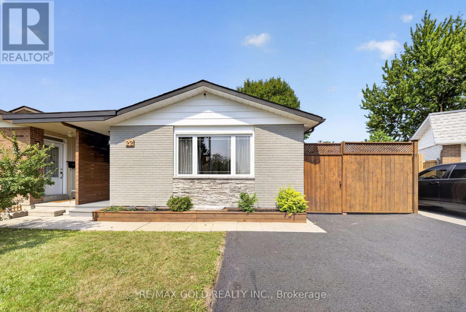 22 Deeside Crescent, Brampton, Ontario  L6T 3L7 - Photo 3 - W13670142