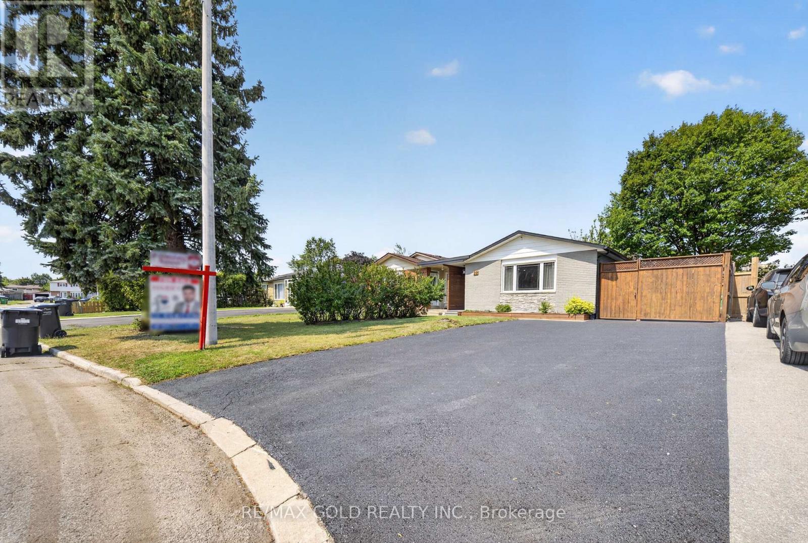 22 Deeside Crescent, Brampton, Ontario  L6T 3L7 - Photo 2 - W13670142
