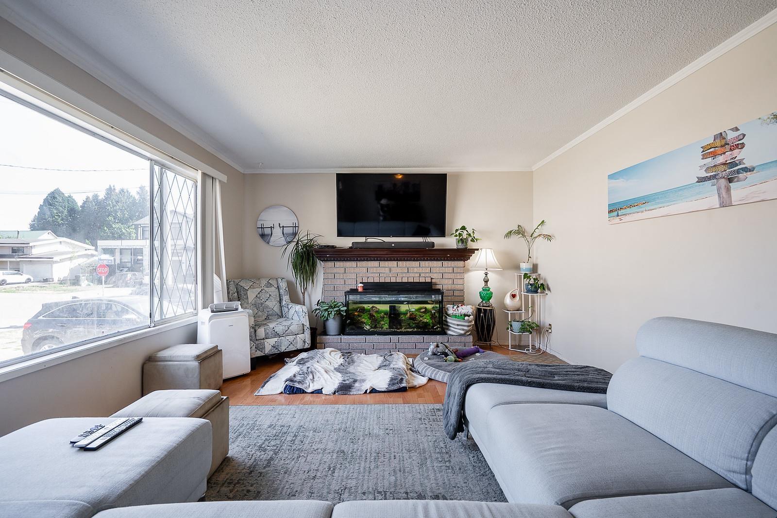 2049 Lynden Street, Abbotsford, British Columbia  V2T 3B6 - Photo 2 - R3155015
