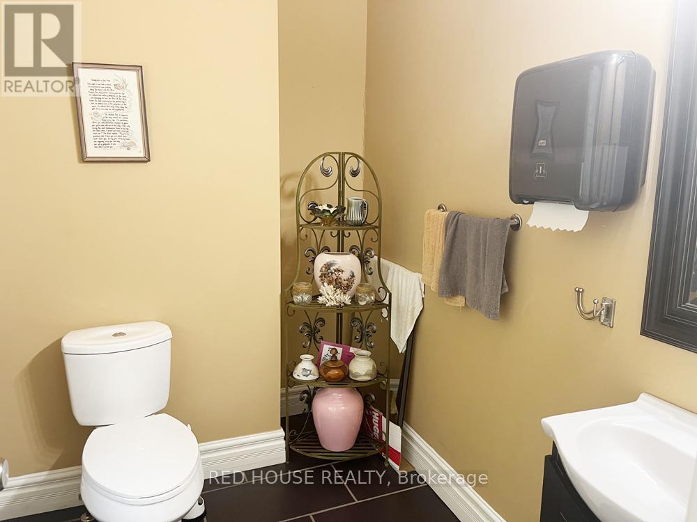 1533 O'connor Drive, Toronto, Ontario M4B 2V7 - Photo 5 - E12852470