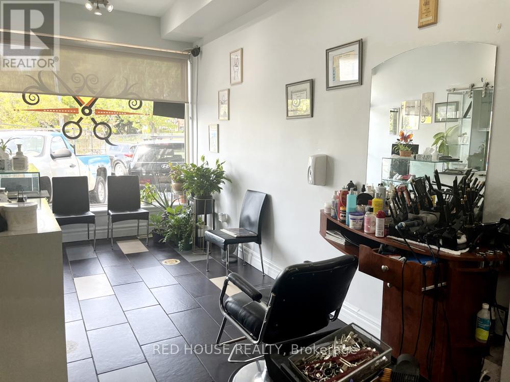 1533 O'connor Drive, Toronto, Ontario M4B 2V7 - Photo 4 - E12852460