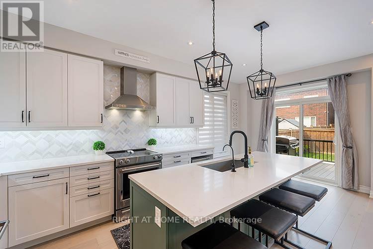 87 Carondale Square, East Gwillimbury, Ontario  L9N 0X7 - Photo 4 - N13672178