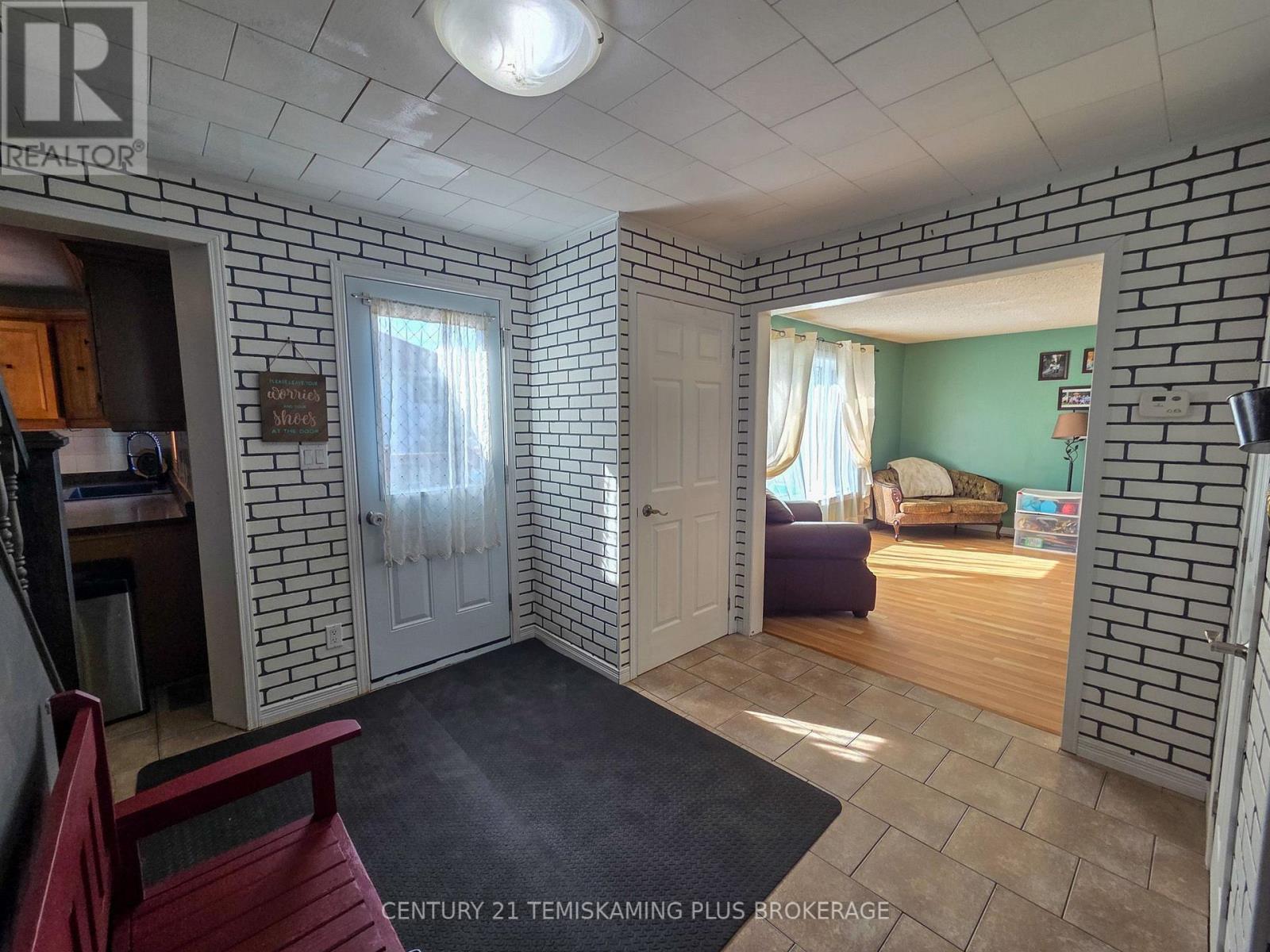 112 4th Avenue, Englehart, Ontario  P0J 1H0 - Photo 4 - T13672312