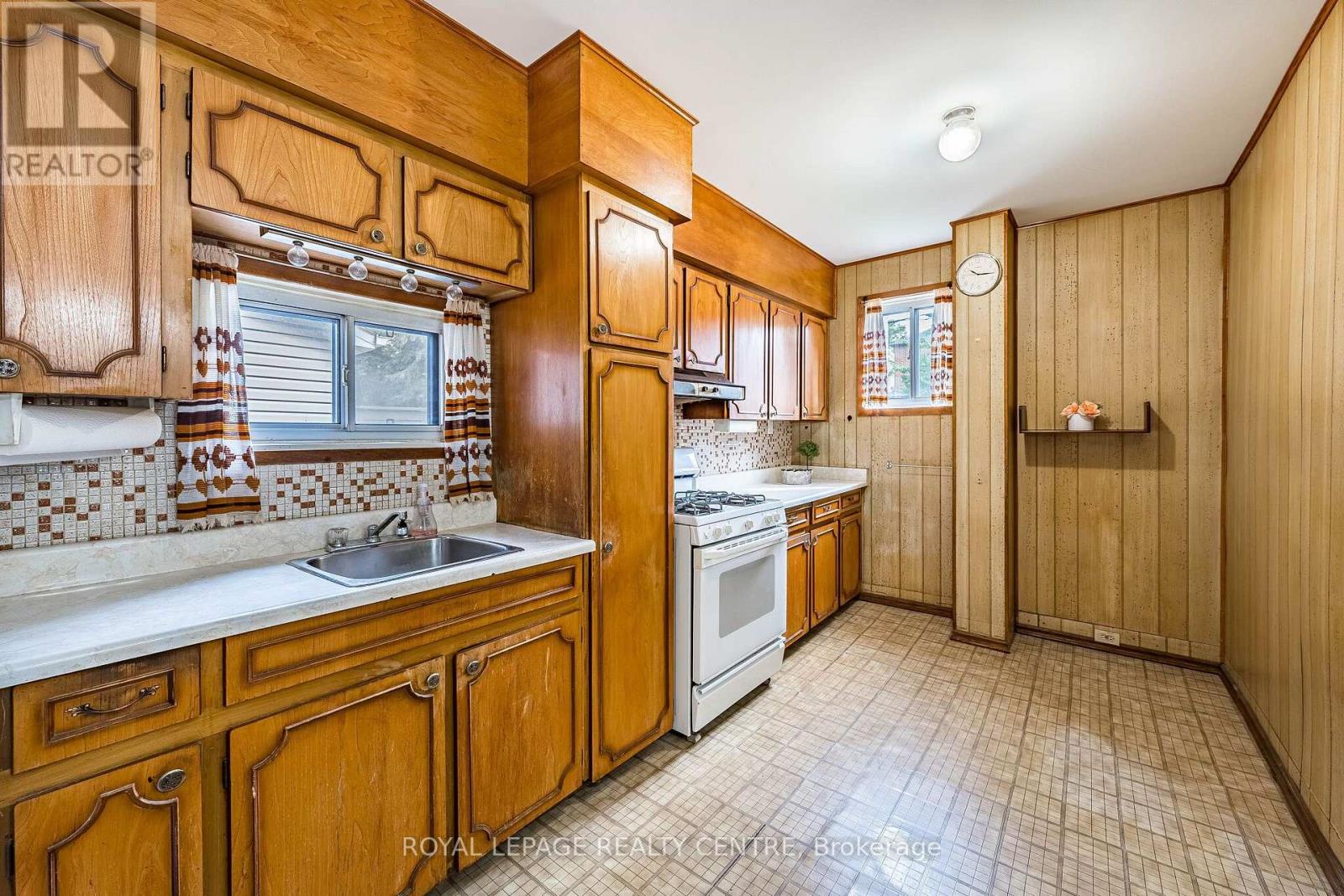 115 Priscilla Avenue, Toronto, Ontario  M6S 3W4 - Photo 13 - W13672420