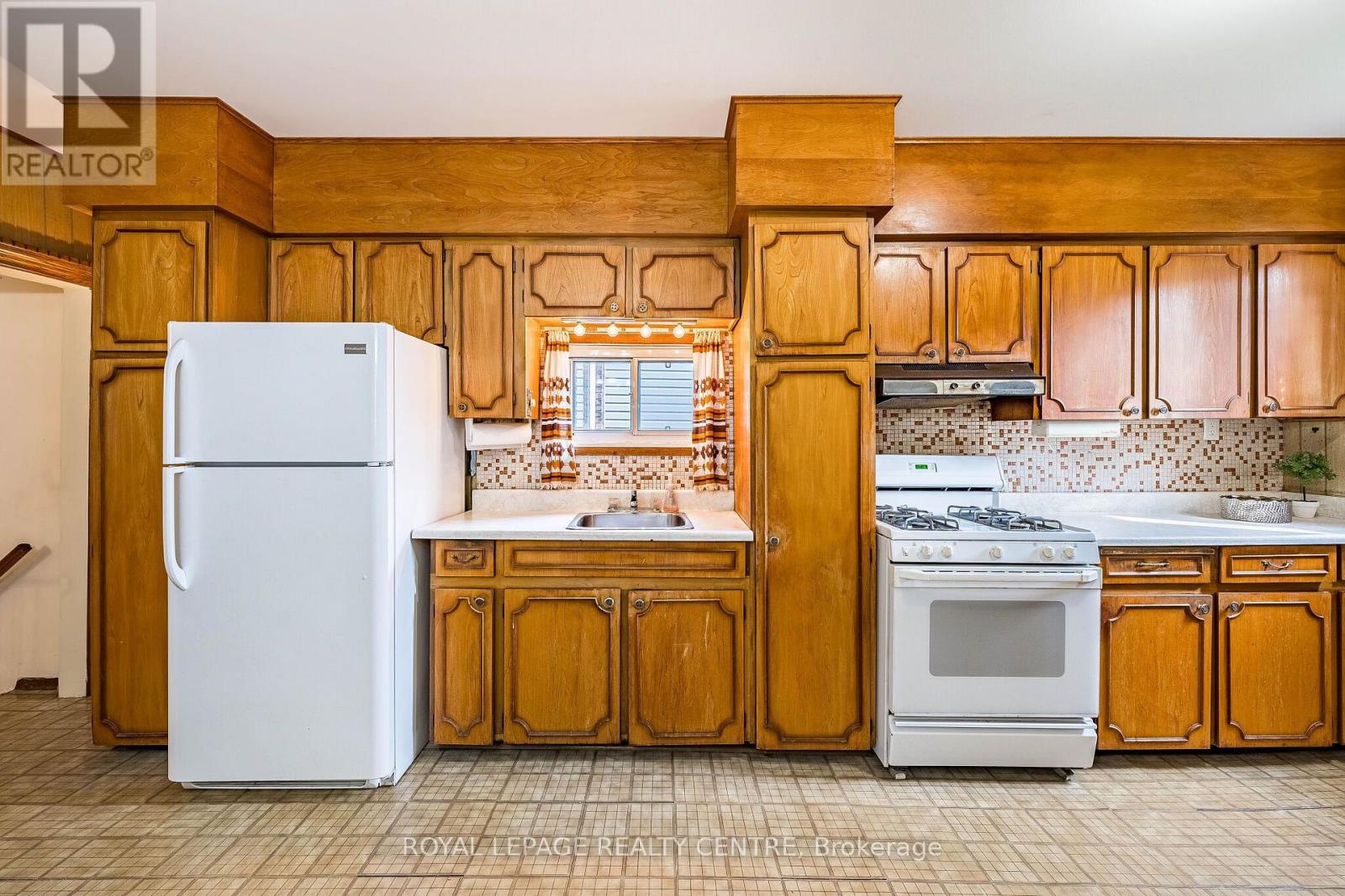 115 Priscilla Avenue, Toronto, Ontario  M6S 3W4 - Photo 15 - W13672420
