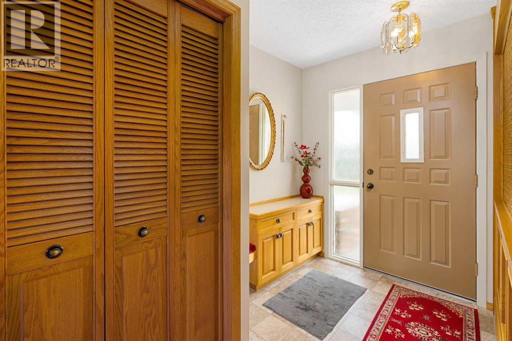 40 Thornlee Crescent NW, Calgary, Alberta  T2K 2W3 - Photo 2 - A2332972
