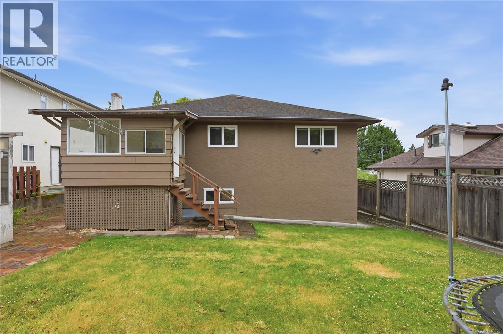 560 Mountfield St, Saanich, British Columbia  V8X 1Y8 - Photo 37 - 1046820