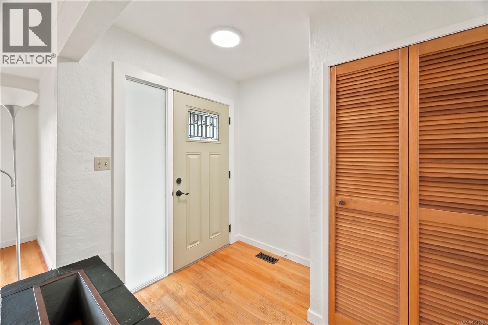 560 Mountfield St, Saanich, British Columbia  V8X 1Y8 - Photo 5 - 1046820