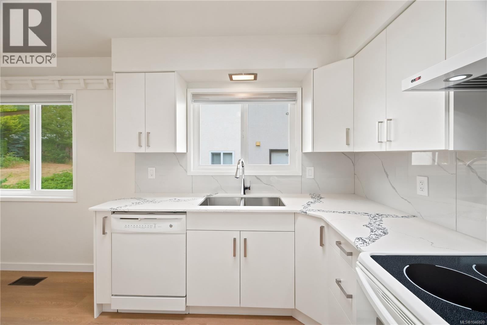 560 Mountfield St, Saanich, British Columbia  V8X 1Y8 - Photo 9 - 1046820