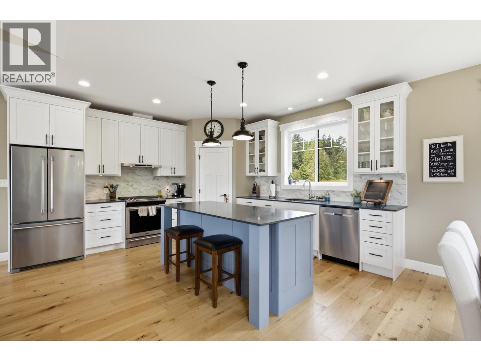 9336 Jorgensen Place, Halfmoon Bay, British Columbia  V7Z 1B4 - Photo 10 - R3155526