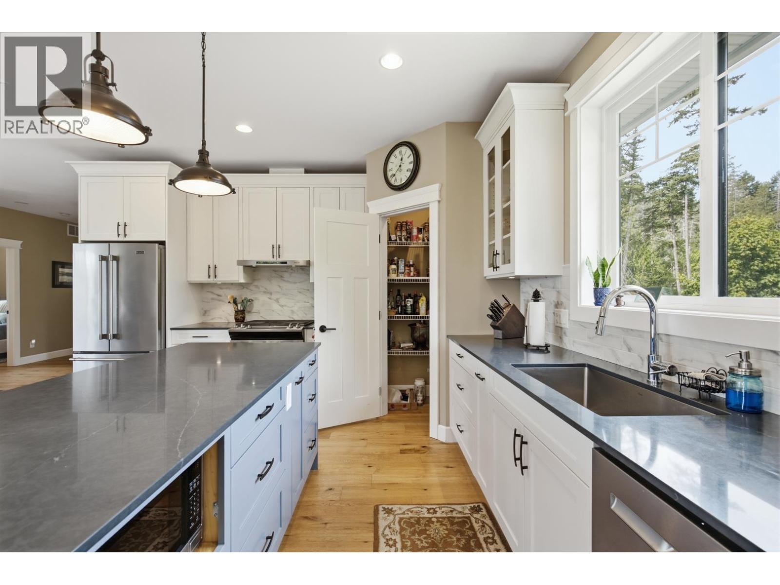 9336 Jorgensen Place, Halfmoon Bay, British Columbia  V7Z 1B4 - Photo 12 - R3155526