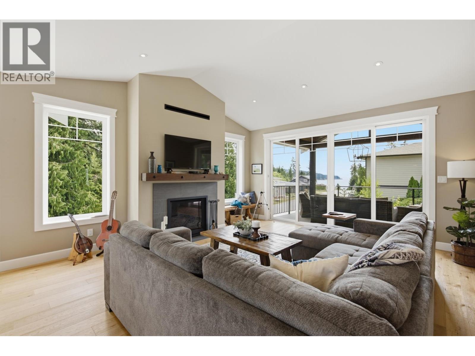 9336 Jorgensen Place, Halfmoon Bay, British Columbia  V7Z 1B4 - Photo 3 - R3155526