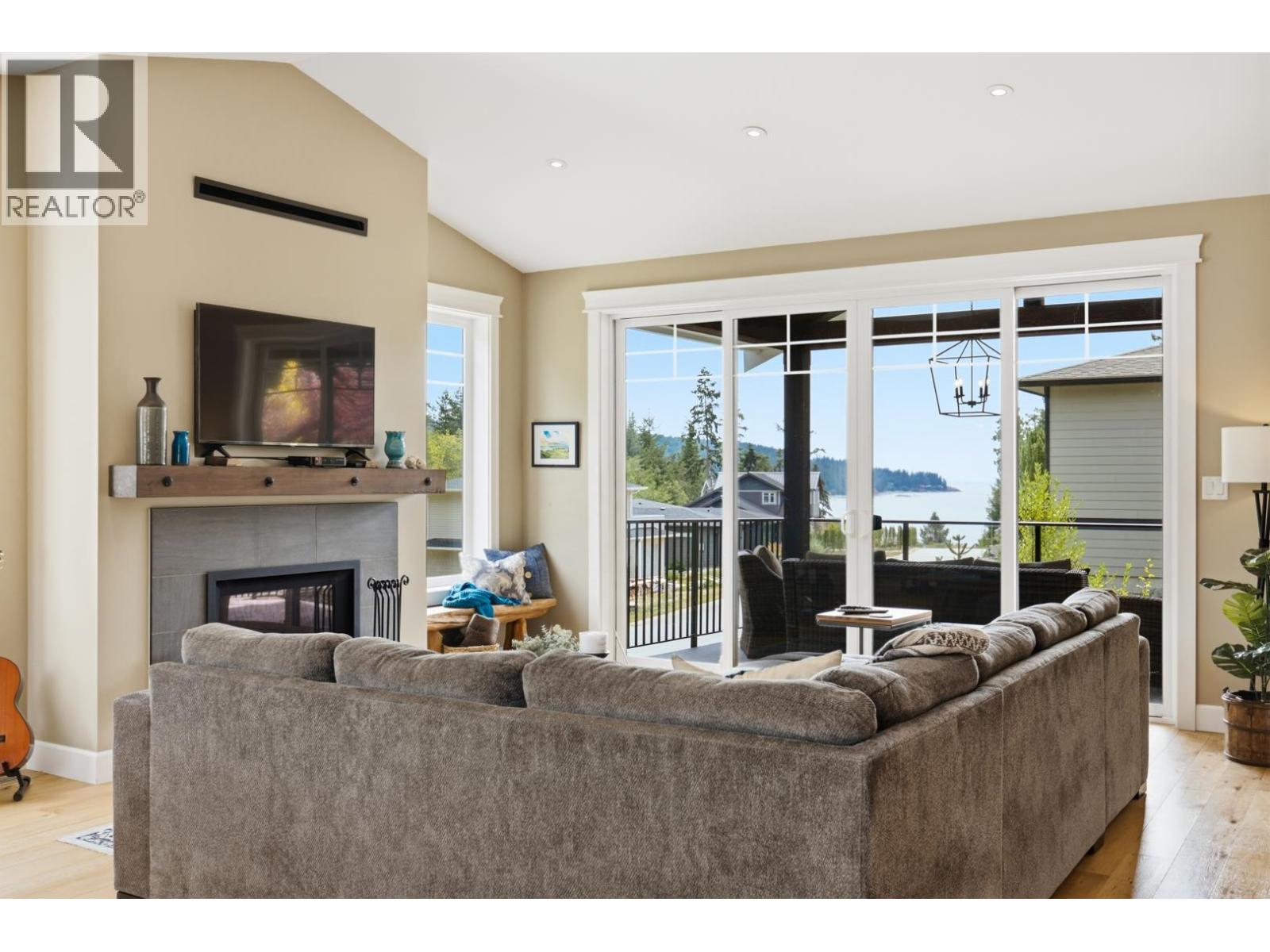 9336 Jorgensen Place, Halfmoon Bay, British Columbia  V7Z 1B4 - Photo 4 - R3155526