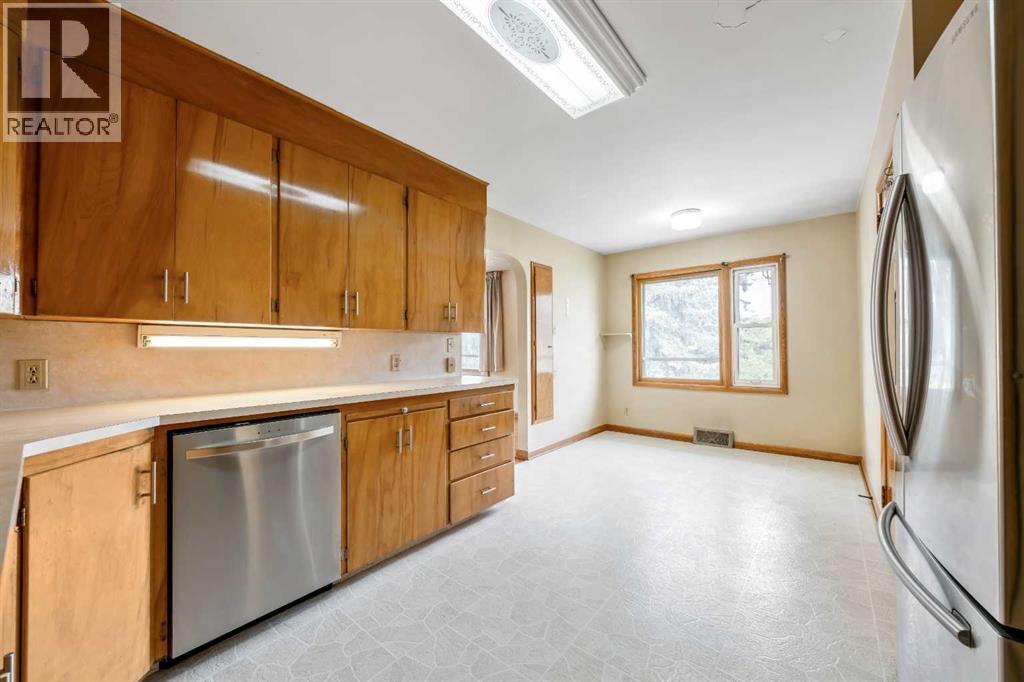 2720 32 Avenue SW, Calgary, Alberta  T3E 0W2 - Photo 3 - A2336001