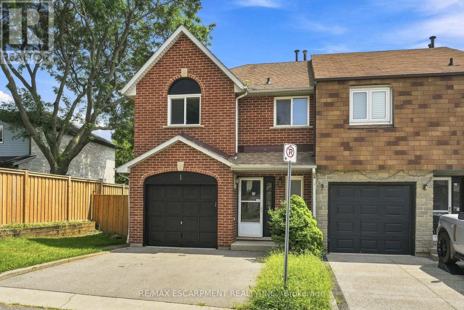 1 Perthshire Court, Hamilton, Ontario L9B 2H1 - Photo 2 - X13672458
