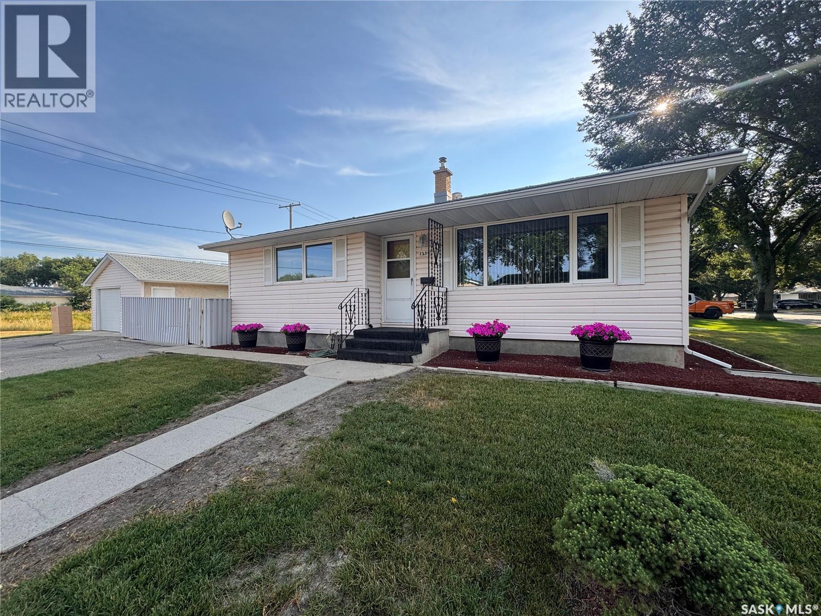 125 Garnet Street N, Regina, Saskatchewan  S4R 3S7 - Photo 2 - SK045450