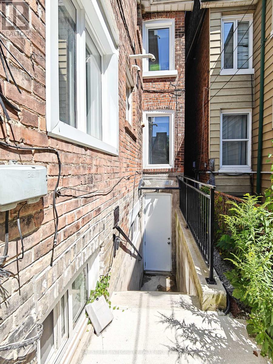 Lower - 598 Crawford Street, Toronto, Ontario  M6G 3K2 - Photo 13 - C13560220
