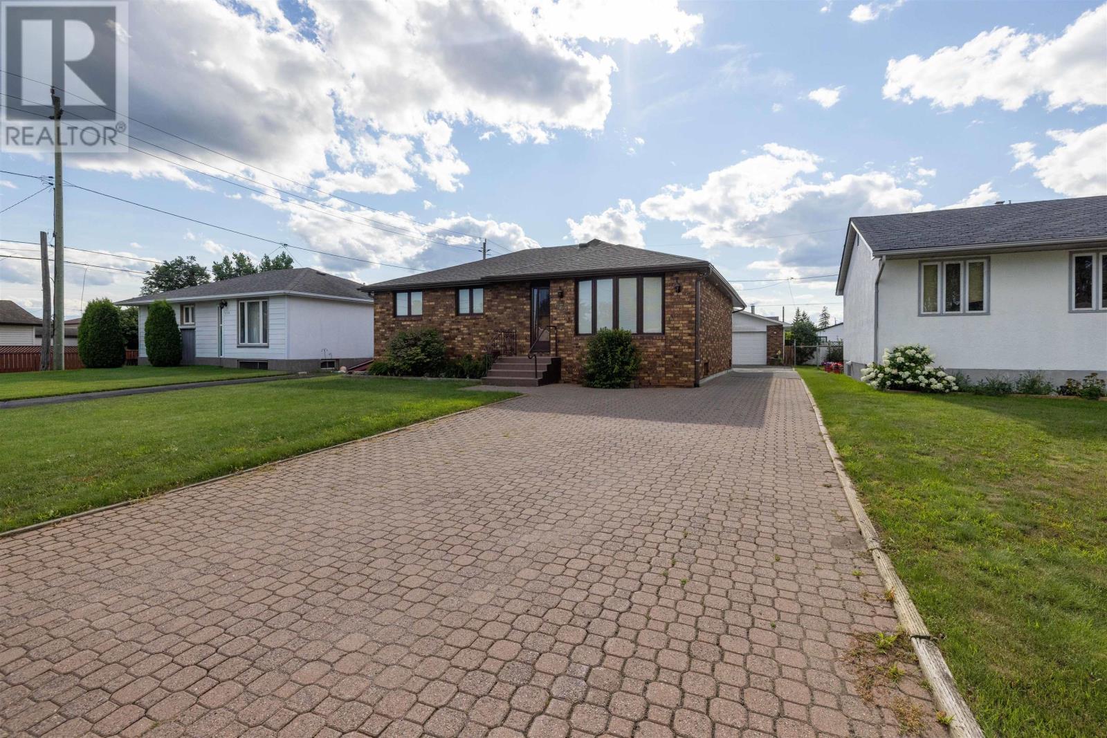 935 Crawford PL, Thunder Bay, Ontario