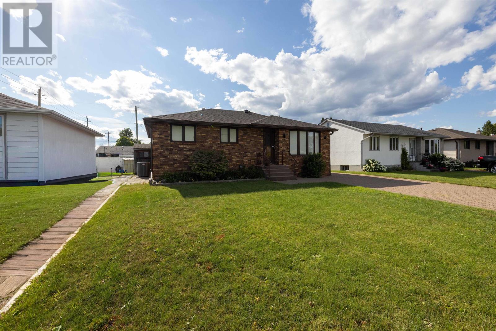 935 Crawford Pl, Thunder Bay, Ontario  P7E 3C8 - Photo 2 - TB2602356