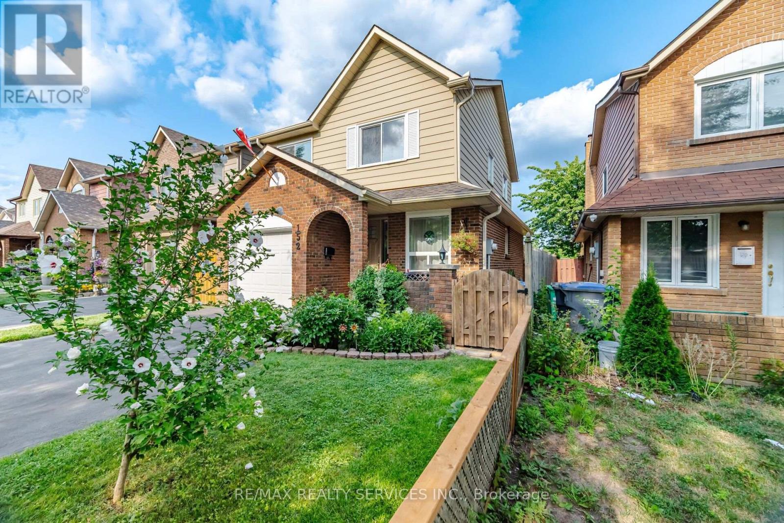 152 Weybridge Trail, Brampton, Ontario  L6V 3W2 - Photo 2 - W13672670