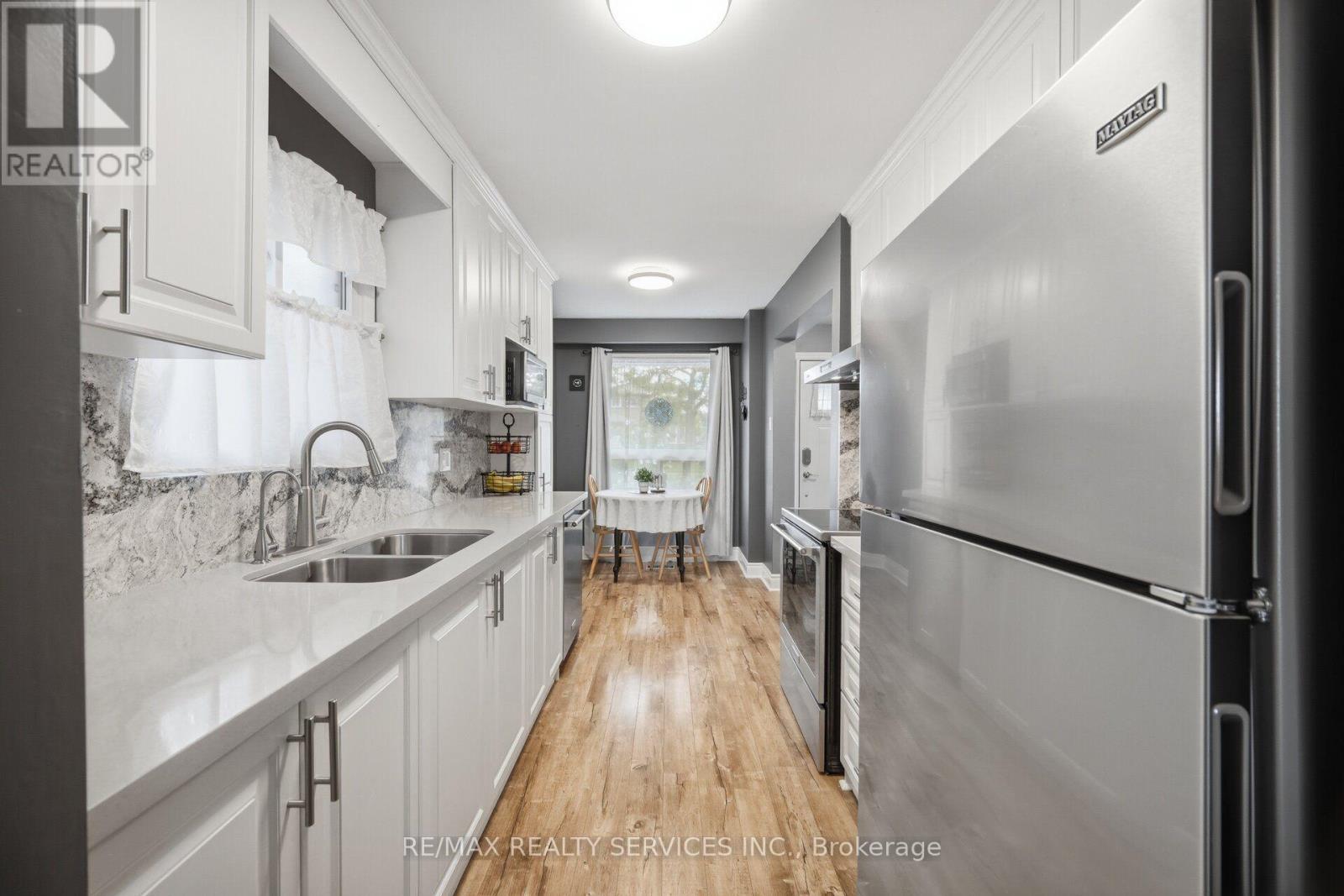 152 Weybridge Trail, Brampton, Ontario  L6V 3W2 - Photo 8 - W13672670
