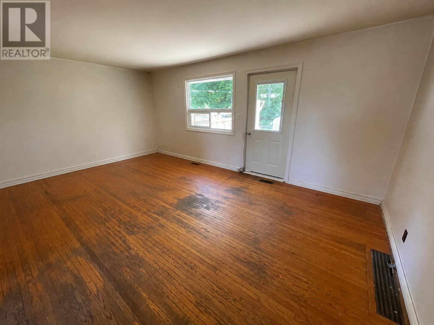 6 Smith Pl, Elliot Lake, Ontario  P5A 1R5 - Photo 2 - SM262178