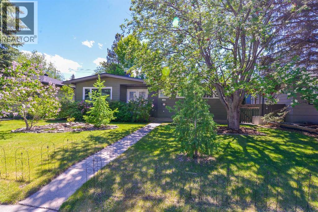 361 Capri Avenue Nw, Calgary, Alberta  T2L 0J5 - Photo 1 - A2328948