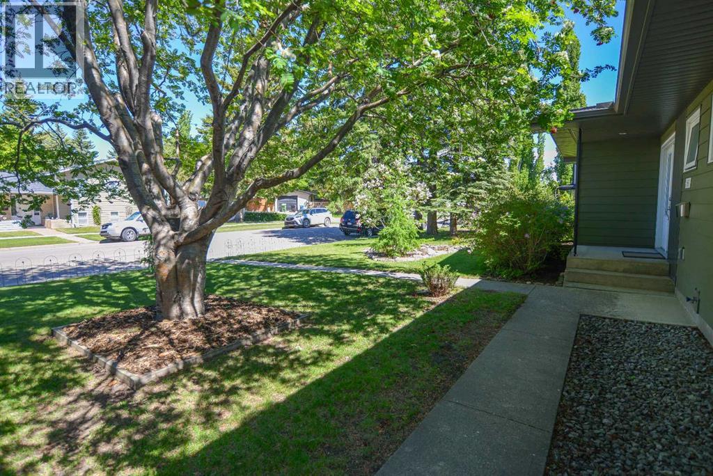361 Capri Avenue Nw, Calgary, Alberta  T2L 0J5 - Photo 2 - A2328948