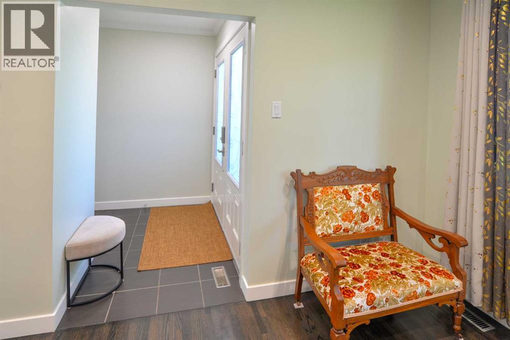 361 Capri Avenue Nw, Calgary, Alberta  T2L 0J5 - Photo 10 - A2328948