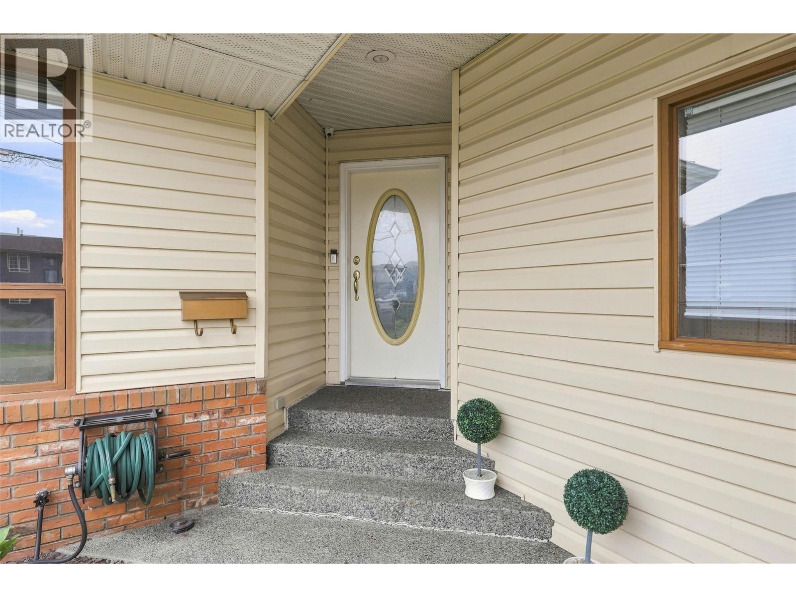 864 Nicolani Drive, Kamloops, British Columbia  V2B 5B3 - Photo 4 - 10397733
