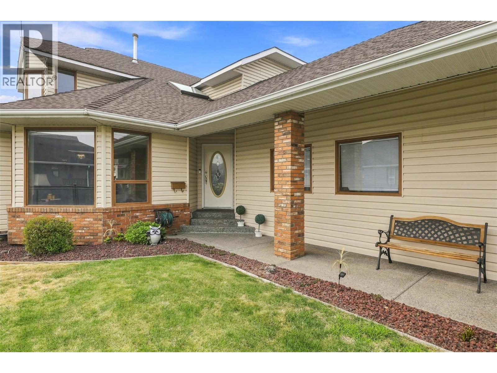 864 Nicolani Drive, Kamloops, British Columbia  V2B 5B3 - Photo 3 - 10397733