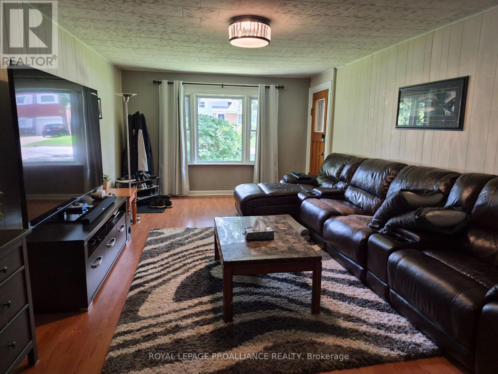 162 First Avenue, Brockville, Ontario K6V 3B5 - Photo 2 - X13673028