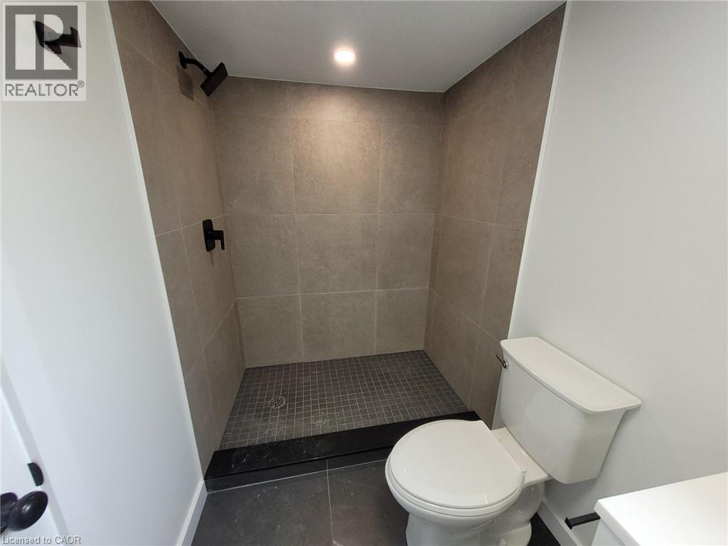 132 East 31st Street, Hamilton, Ontario  L8V 3P2 - Photo 2 - 40853200