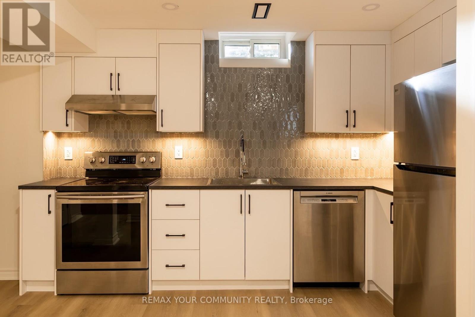 241 Orchards Heights Boulevard, Aurora, Ontario  L4G 5A2 - Photo 2 - N13673074