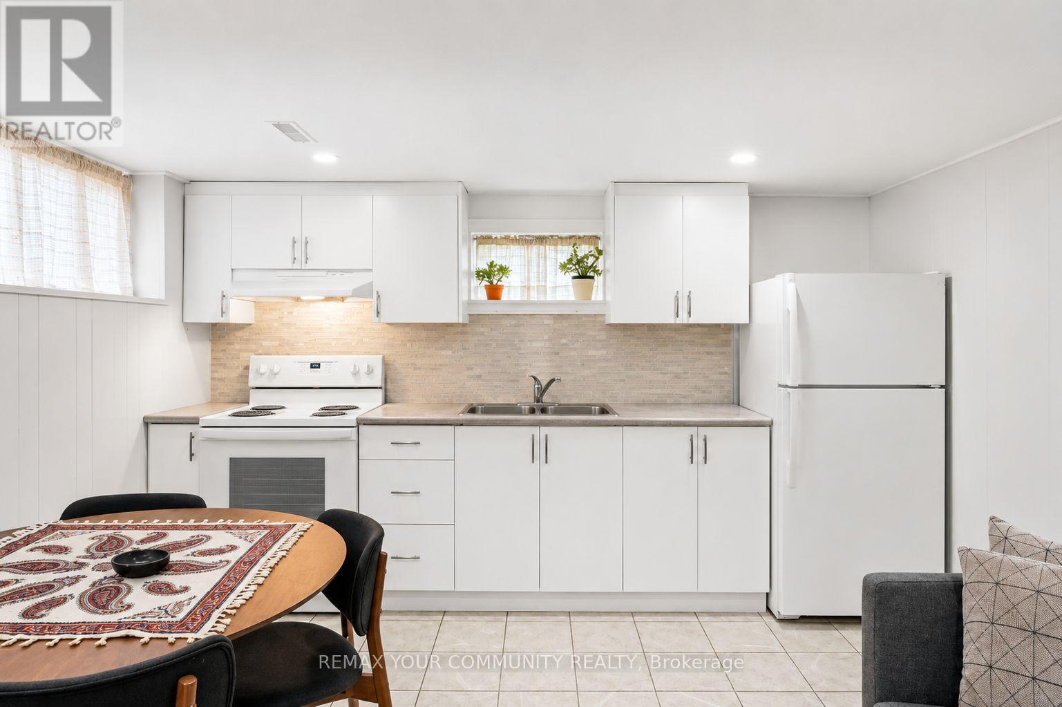 Lower Unit - 14 Webster Drive, Aurora, Ontario  L4G 2A5 - Photo 4 - N13673098
