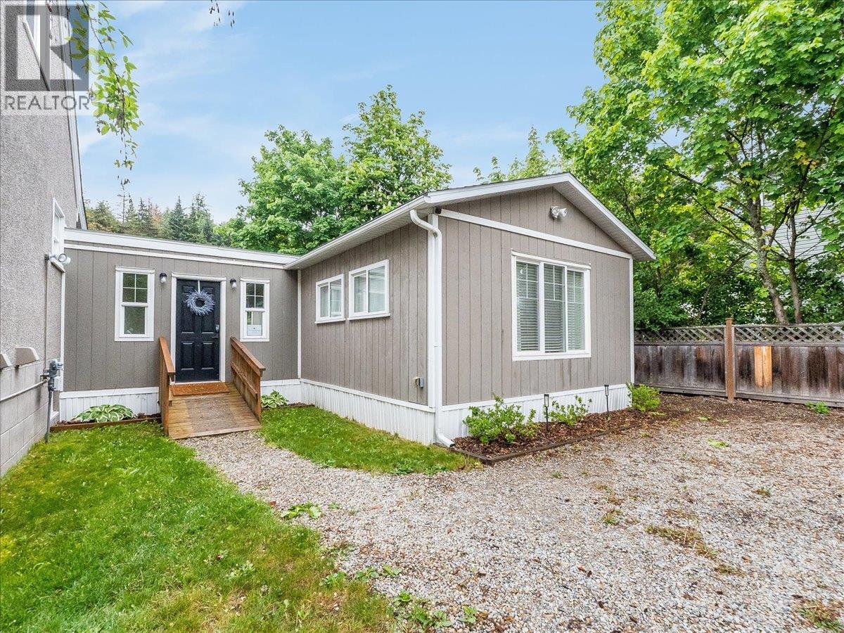 2116 Columbia Avenue, Castlegar, British Columbia  V1N 2X1 - Photo 5 - 10388013