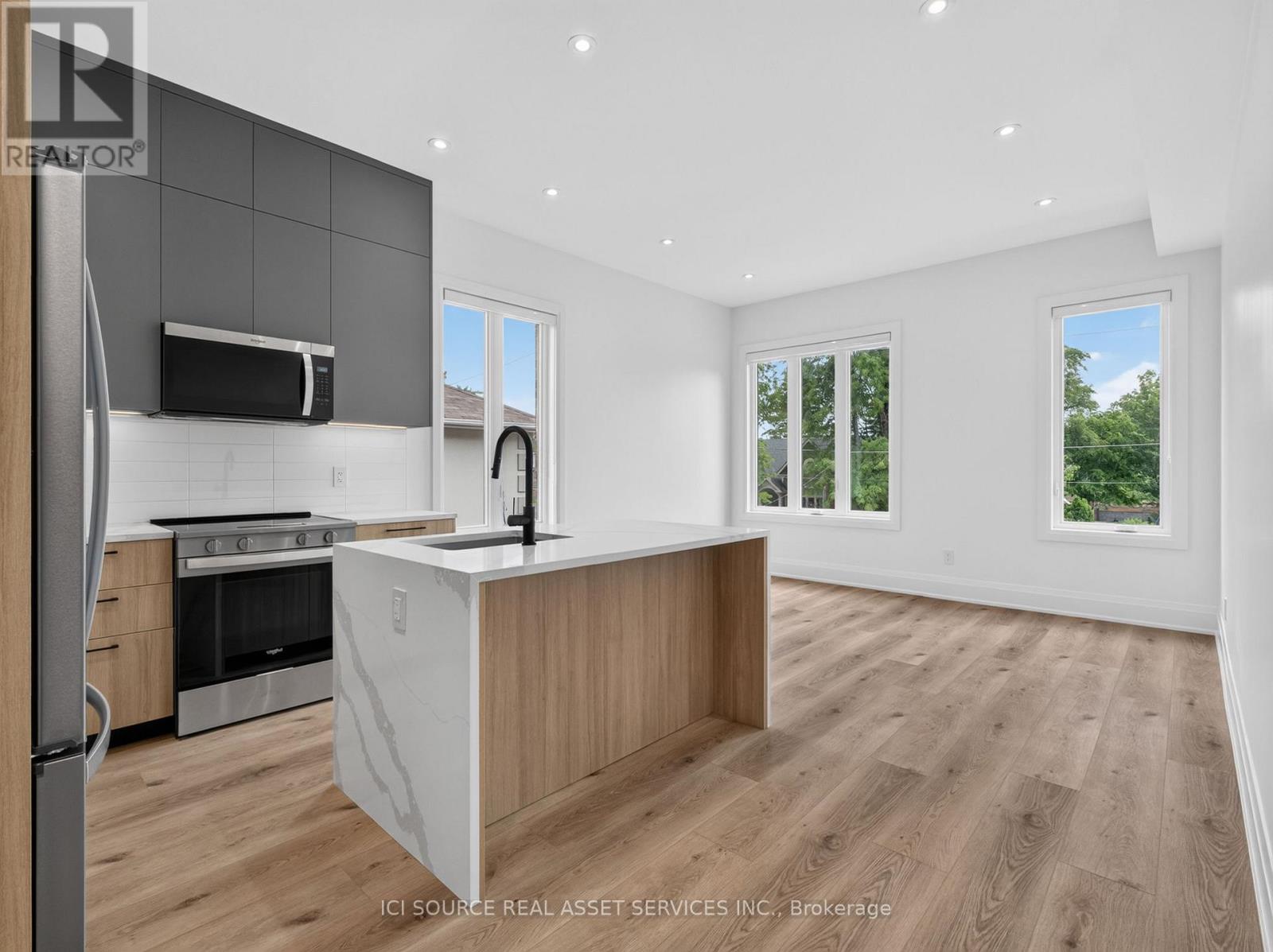 UNIT 4 - 28 NORCROSS ROAD, Toronto, Ontario
