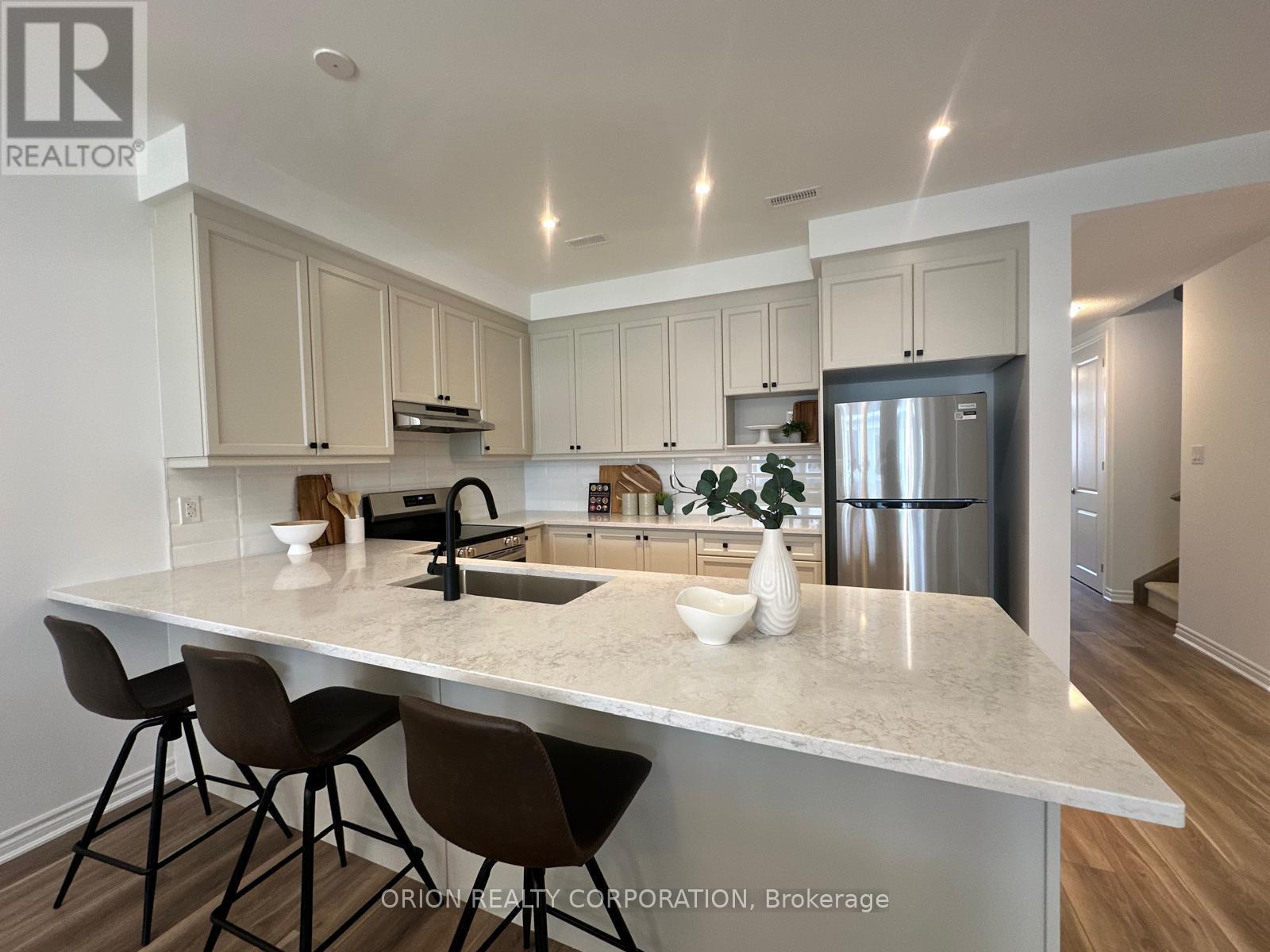 719 Sargeant Place, Innisfil, Ontario  L9S 0S9 - Photo 3 - N13647020