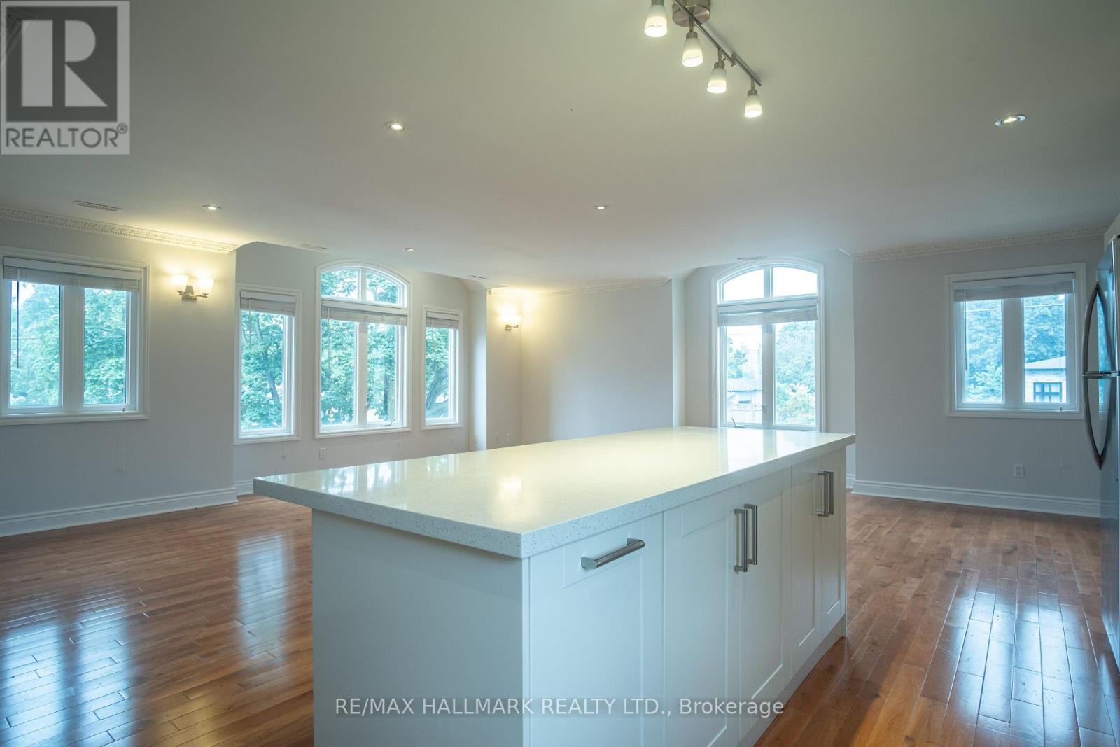 6 Griggsden Avenue, Toronto, Ontario  M9P 2Z5 - Photo 4 - W13659634